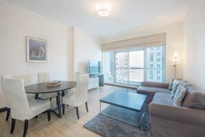 TV - Charming Apartment with Sea View in Dubai Marina (Dubai)