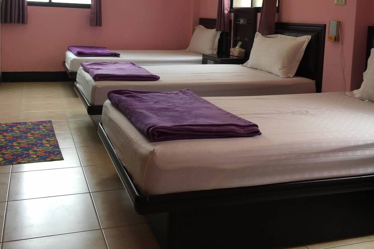 Habitación cuádruple Confort | Cortinas blackout, insonorización, wifi gratis y ropa de cama