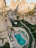 Un resort con piscina, mobiliario exterior y vistas de los edificios circundantes.