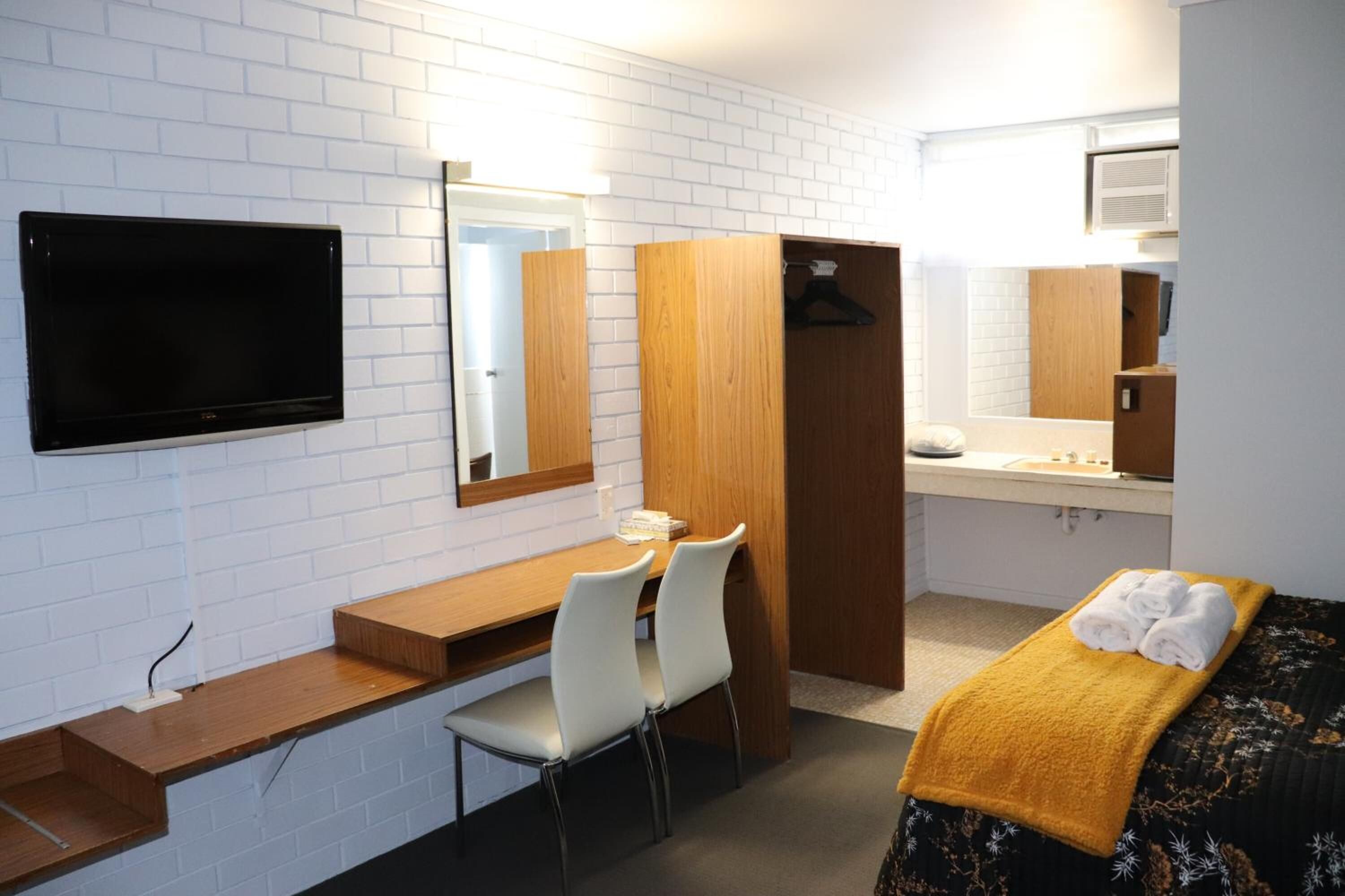 客室ごとに異なる装飾、客室ごとに異なるインテリア、デスク、ノートパソコン用作業スペース