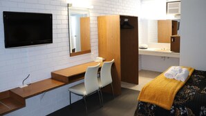 Escritorio, espacio para trabajar con un portátil, cortinas opacas