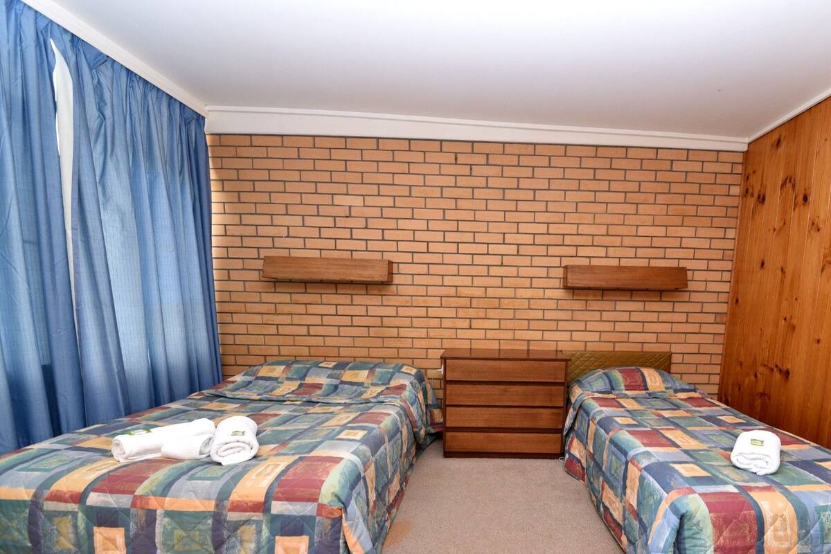 Habitación con 2 camas individuales | Escritorio, espacio para trabajar con un portátil, cortinas opacas