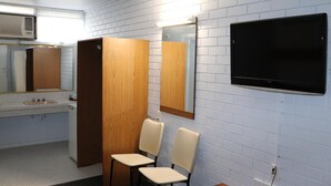 Escritorio, espacio para trabajar con un portátil, cortinas opacas
