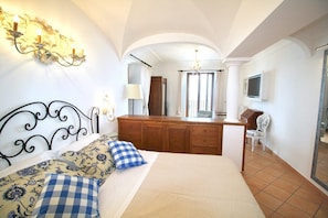 5 bedrooms, iron/ironing board, WiFi, bed sheets