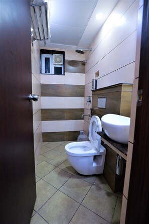Regadera, amenidades de baño gratuitas, toallas, jabón 