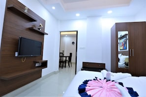 Business Suite | Frette Italian sheets, premium bedding, minibar, in-room safe - Swades Myhome (Thiruvananthapuram)