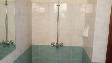 Habitación económica | Baño | Regadera, toallas, jabón, papel de baño