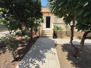 Property grounds - Quiet detached house in Triscina di Selinunte at 8 min. walk from the sea (Triscina)