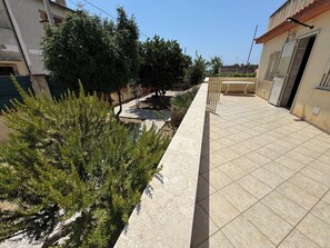 Terrace/patio - Quiet detached house in Triscina di Selinunte at 8 min. walk from the sea (Triscina)