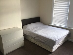 2 habitaciones, insonorización, tabla de planchar con plancha y wifi 