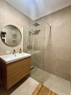 Combined shower/tub, hair dryer, bidet, towels