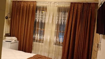 Minibar, bureau, espace de travail pour ordinateur portable