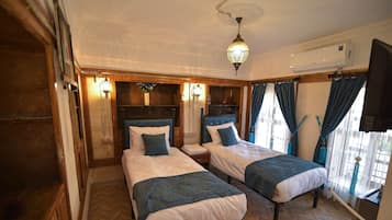 Minibar, bureau, espace de travail pour ordinateur portable