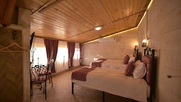 Chambre Triple (Karayilan) | Minibar, bureau, espace de travail pour ordinateur portable