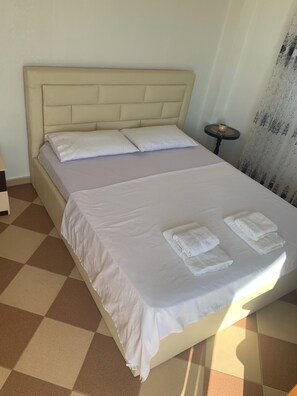 4 عدّة غرف نوم ومكواة/لوح كي وواي فاي وملاءات أسرّة