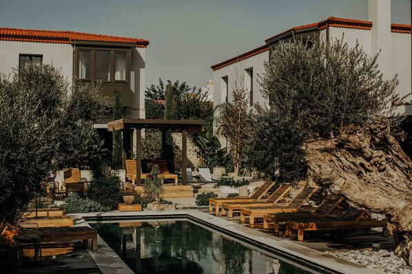 Seasonal outdoor pool, open 7:00 AM to 7:00 PM, pool umbrellas - Bernadet Alaçatı (Cesme)