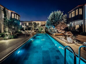 Seasonal outdoor pool, open 7:00 AM to 7:00 PM, pool umbrellas - Bernadet Alaçatı (Cesme)