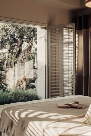 Master Suite, Non Smoking, Pool View | Vistas al jardín