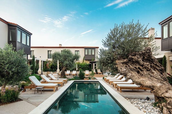 Een seizoensgebonden buitenzwembad en parasols bij het zwembad