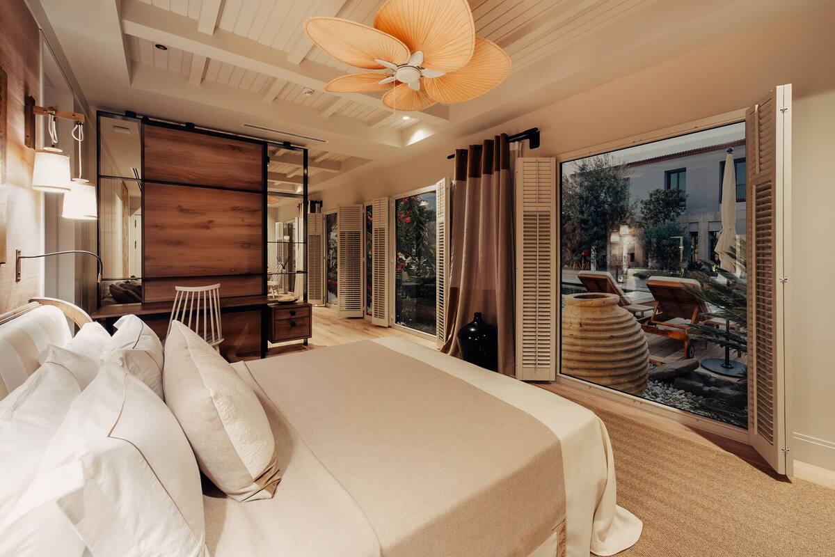 Master Suite, Non Smoking, Pool View | Interior detail