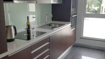 Jääkaappi, mikroaaltouuni, uuni, liesi