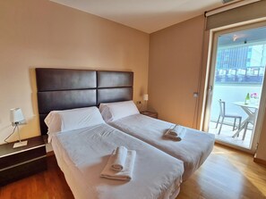 1 bedroom, iron/ironing board, travel cot, free WiFi - Apartment in Front of Fira Gran Via (Hospitalet de Llobregat - Barcelona)