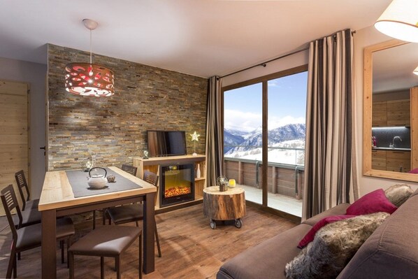 TV, fireplace