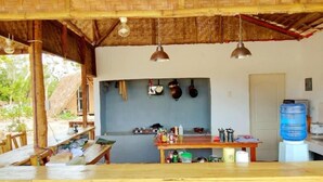 Melayani sarapan, makan siang, dan makan malam
