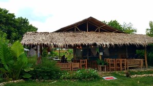 Melayani sarapan, makan siang, dan makan malam