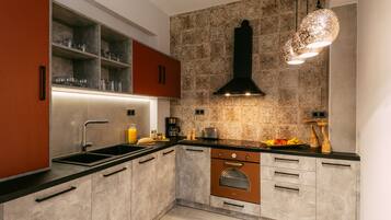 Fridge, oven, dishwasher, coffee/tea maker