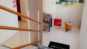 客房内保险箱、办公桌、隔音、免费 WiFi
