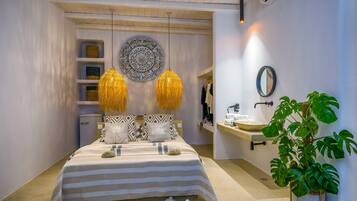 Haartrockner, Handtücher, Shampoo, Toilettenpapier