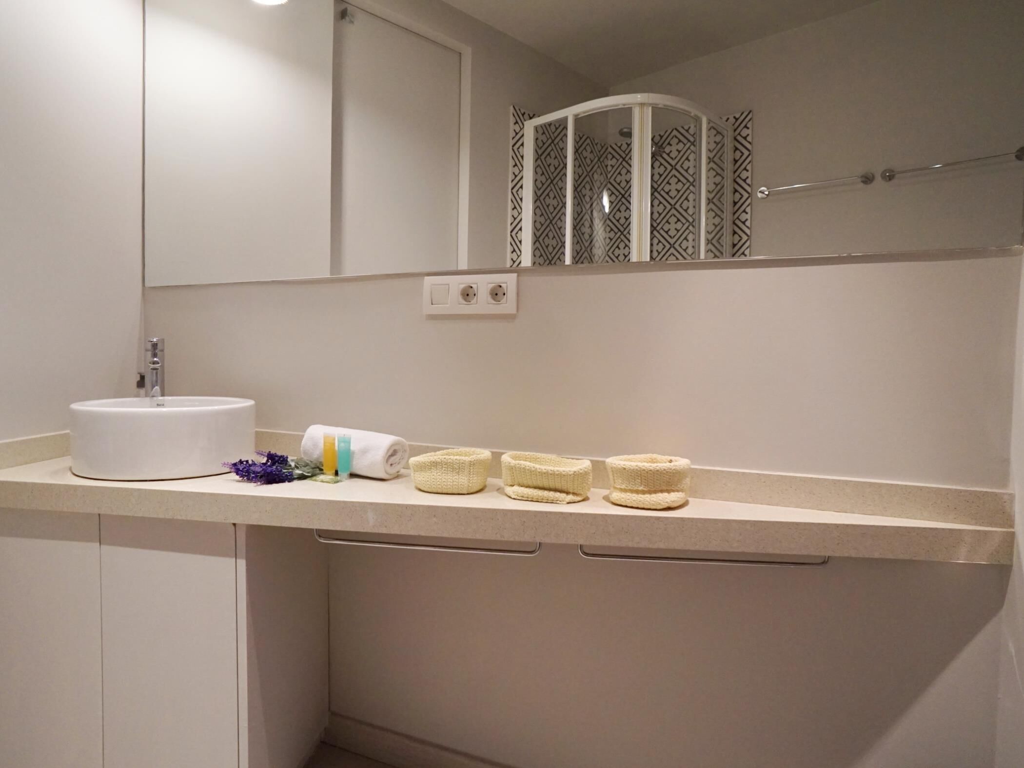 Een douche, een haardroger, een bidet, handdoeken