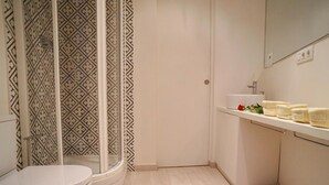A modern bathroom with a toilet, shower, and sink. - Chic studio in a perfect location in Barcelona (Barcelona)