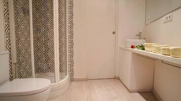 Een douche, een haardroger, een bidet, handdoeken