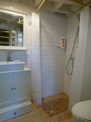 Dutxa, assecador de cabells, tovalloles i sabó 