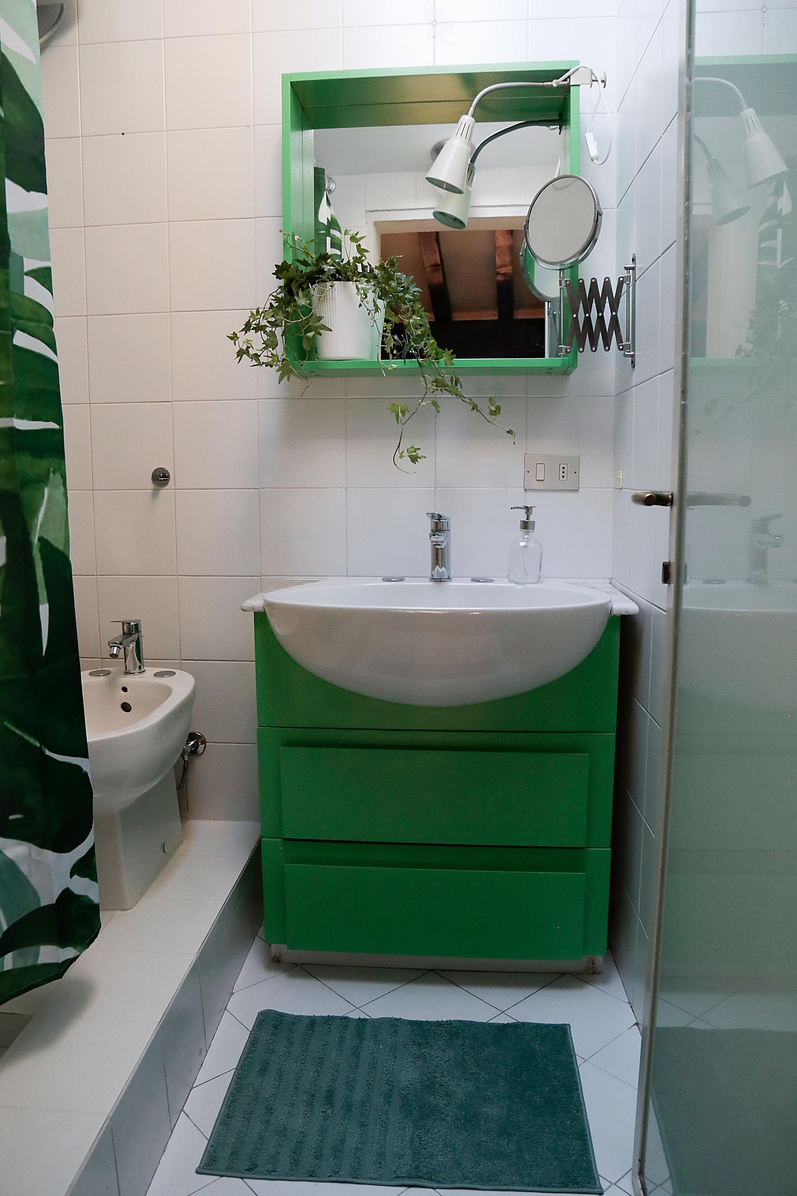 Haartrockner, Handtücher, Seife, Toilettenpapier