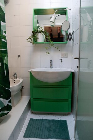 ヘアドライヤー、タオル、石鹸、トイレットペーパー