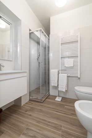 Ducha, secador de pelo, toallas y jabón