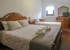 2 bedrooms, desk, travel cot, free WiFi