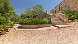 Un bâtiment en pierre avec un escalier menant à un niveau supérieur.