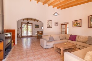 Téléviseur, foyer, table de ping-pong