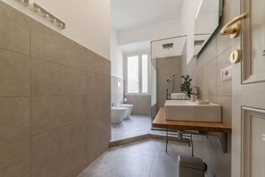 Dusch, hårtork, bidé och handdukar