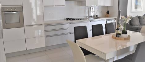 Micro-ondes, four, plaque de cuisson, lave-vaisselle