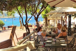 HUNDREDS OF OUTDOOR COFFEE SHOPS, BARS AND RESTAURANT AT SLIEMA PROMENADE  