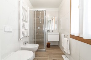 Douche, sèche-cheveux, serviettes fournies, savon