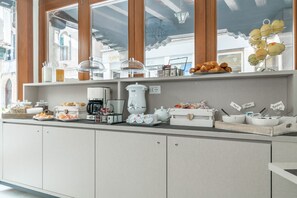 A breakfast buffet with various food items and a coffee station. - Room 6 - Grifoni Boutique Hotel (Venice)
