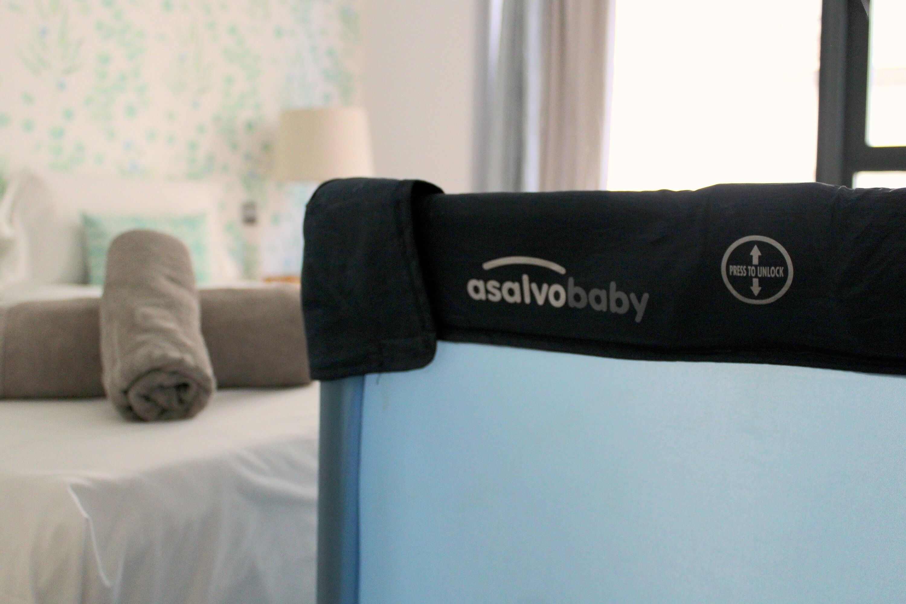 Una cuna para bebé con reposacabezas negro y una etiqueta que dice "asalvobaby".
