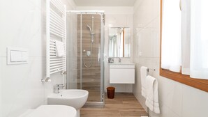 A modern bathroom with a shower, bidet, and toilet. - Room 3 - Grifoni Boutique Hotel (Venice)