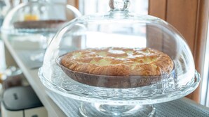 A cake on a glass cake stand with a clear dome cover. - Room 3 - Grifoni Boutique Hotel (Venice)